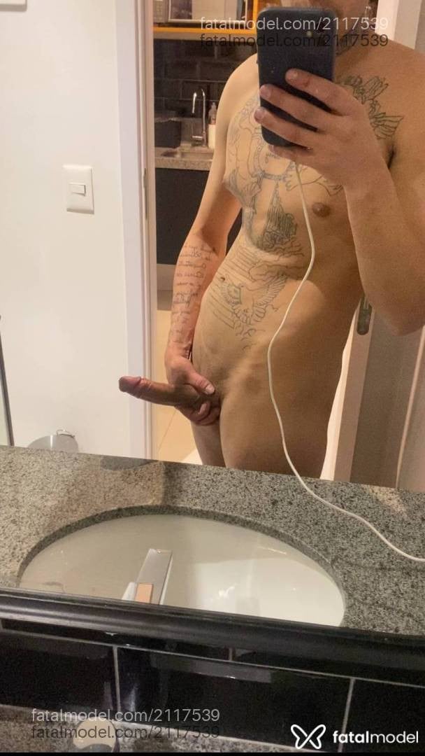Acompanhante homem com cabelo castanho de olhos azuis - Xavier