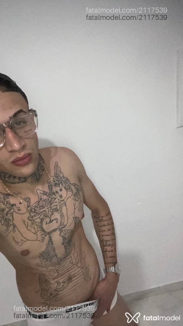 Acompanhante homem com cabelo castanho de olhos azuis - Xavier