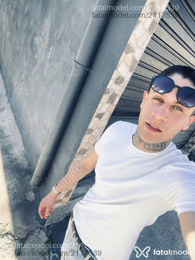 Acompanhante homem com cabelo castanho de olhos azuis - Xavier
