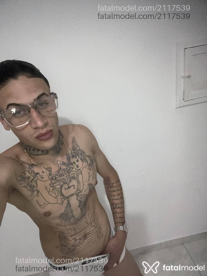 Acompanhante homem com cabelo castanho de olhos azuis - Xavier