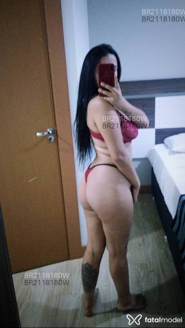 Acompanhante mulher com cabelo castanho de olhos castanhos - éster