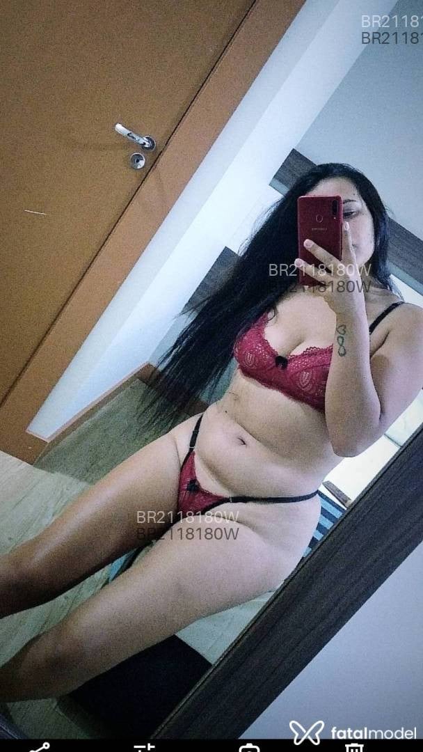 Acompanhante mulher com cabelo castanho de olhos castanhos - éster