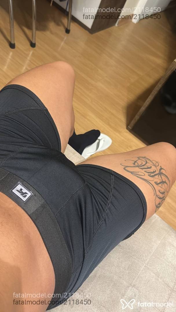Acompanhante homem com cabelo castanho de olhos verdes - Augusto