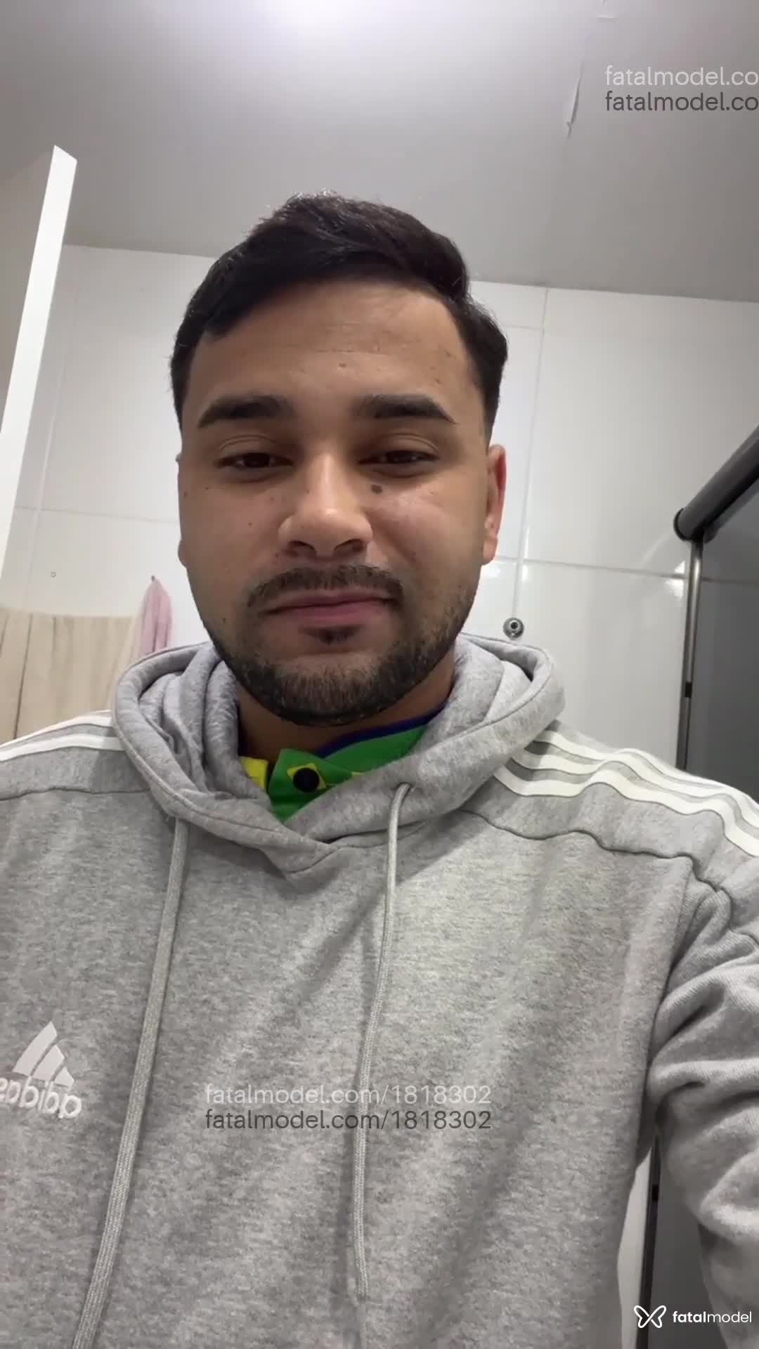 Acompanhante homem morena (o) de olhos castanhos - Mickael