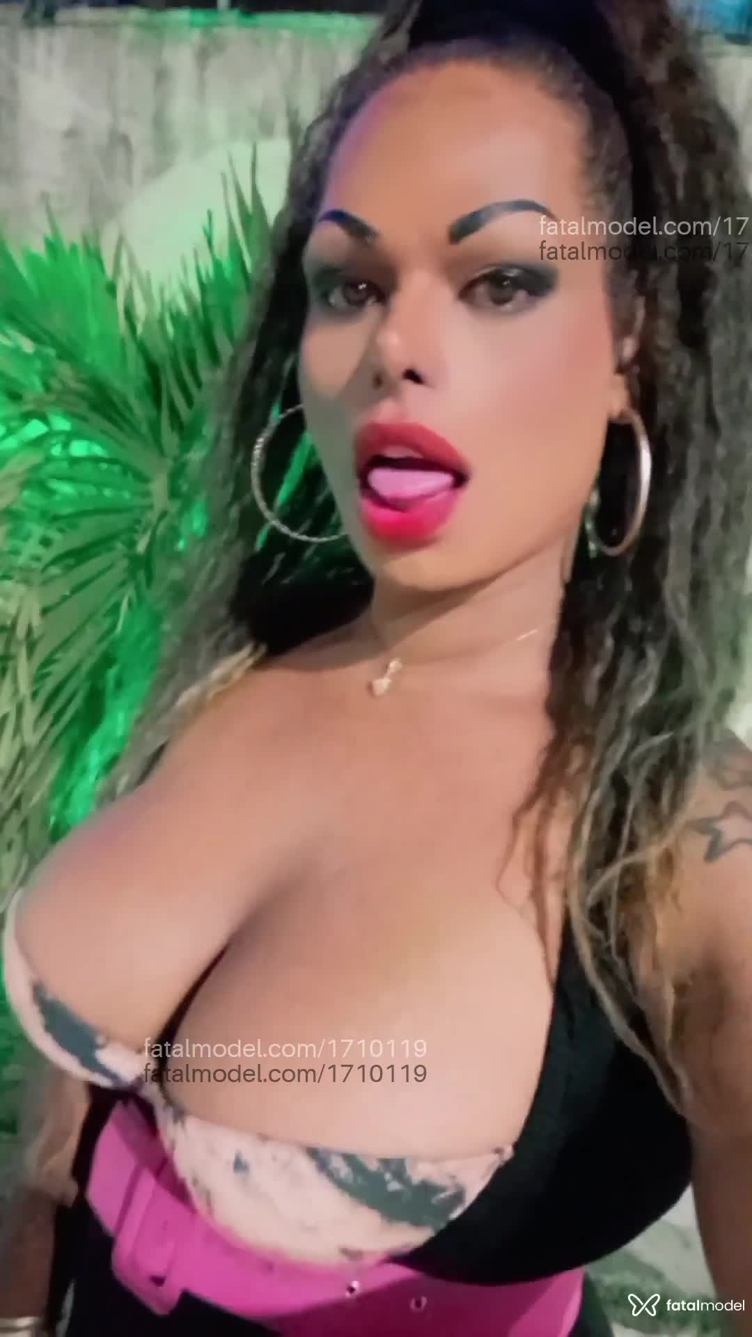 Acompanhante mulher trans com cabelo colorido de olhos castanhos em Jaboatão dos Guararapes Acompanhante mulher trans com cabelo colorido de olhos castanhos em Jaboatão dos Guararapes - Luiza leitee