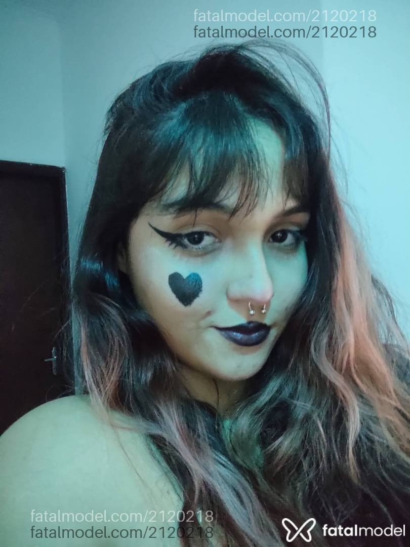 Acompanhante mulher com cabelo colorido de olhos pretos - Lua Acompanhante mulher com cabelo colorido de olhos pretos - Lua