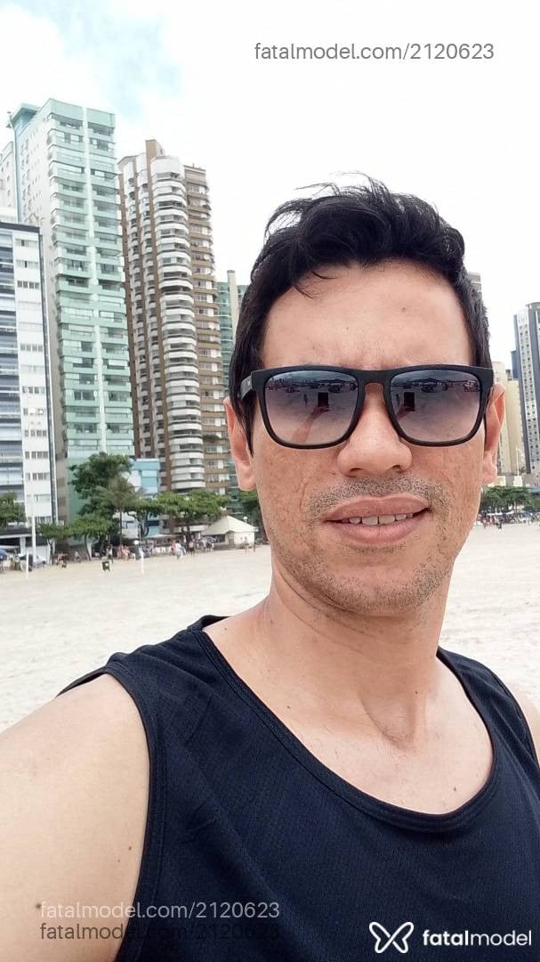 Acompanhante homem com cabelo castanho de olhos castanhos - Nicolas