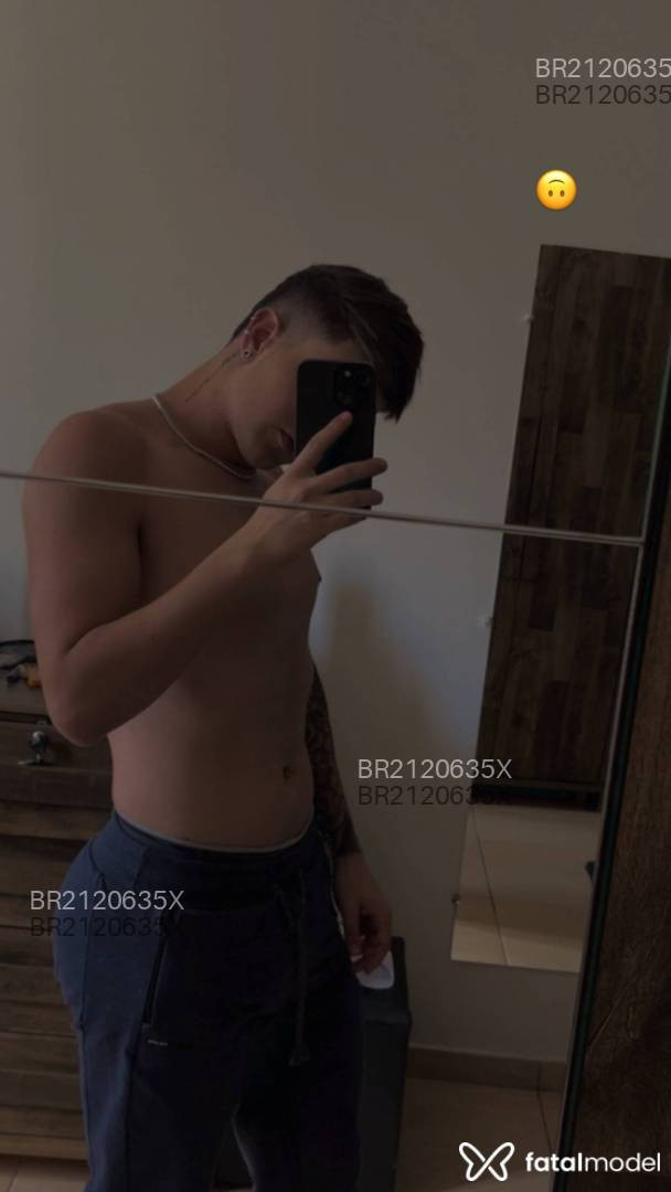 Acompanhante homem com cabelo castanho de olhos castanhos em Virtual Acompanhante homem com cabelo castanho de olhos castanhos em Virtual - Gustavo Andrade