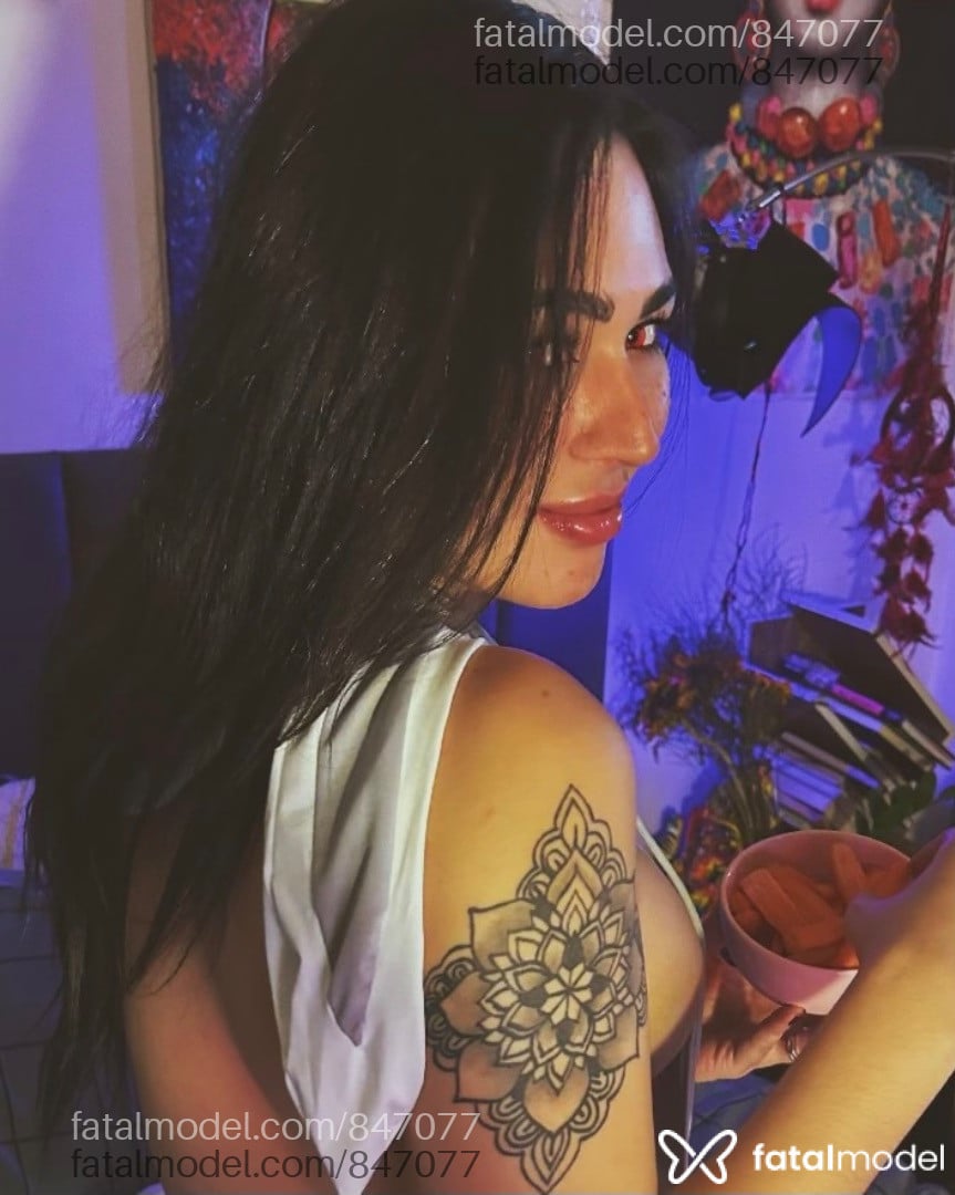 Acompanhante mulher trans morena (o) de olhos castanhos - Sofia Grant
