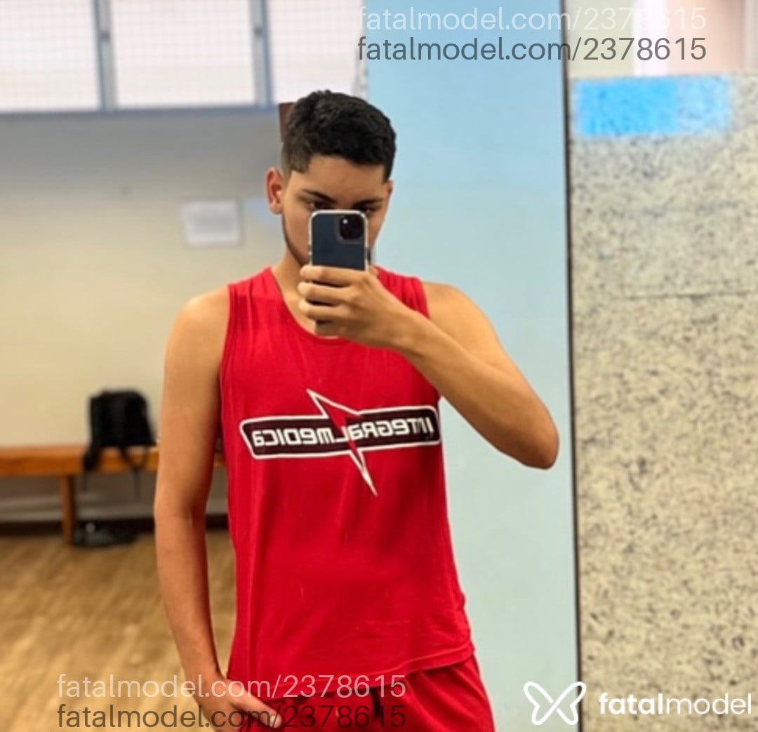 Acompanhante homem com cabelo castanho de olhos castanhos - Pedro