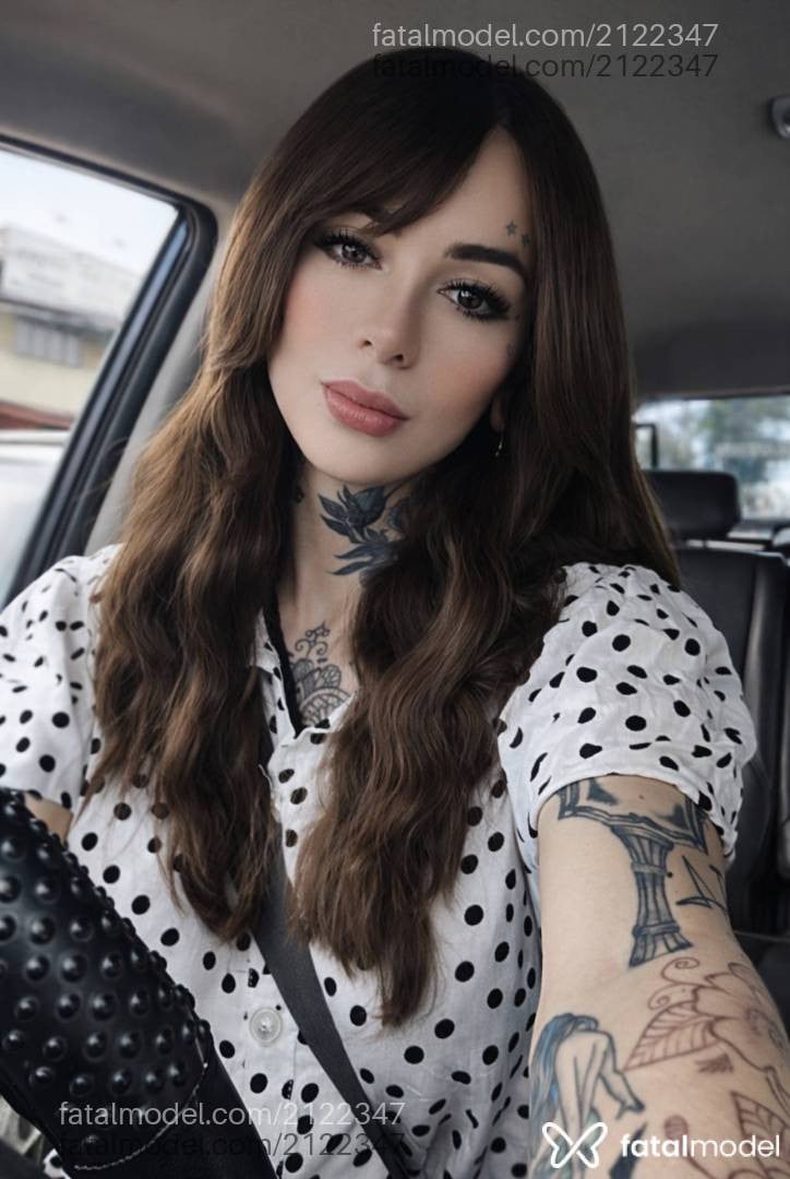 Acompanhante não-binário com cabelo castanho de olhos mel em Virtual - Blanca Gadotty