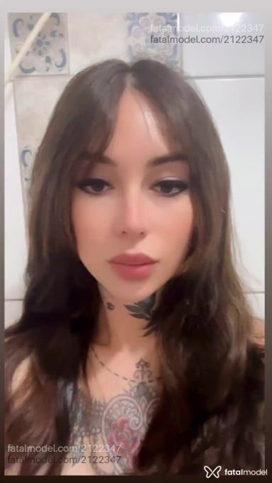 Acompanhante não-binário com cabelo castanho de olhos mel em Virtual - Blanca Gadotty