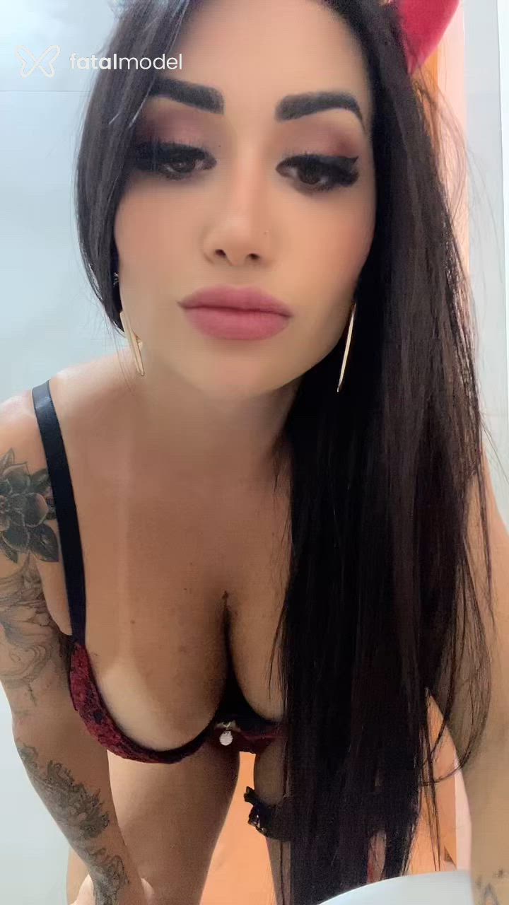 Acompanhante mulher com cabelo castanho de olhos verdes - Camila Ferrari