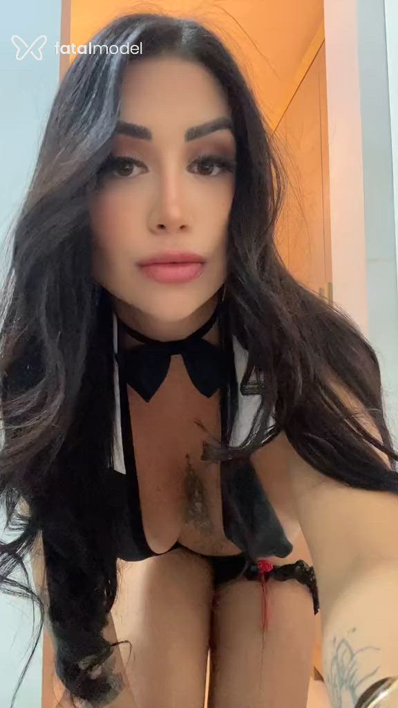 Acompanhante mulher com cabelo castanho de olhos verdes - Camila Ferrari
