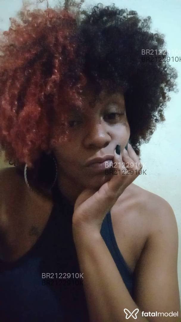Acompanhante mulher com cabelo colorido de olhos pretos em Belo Horizonte - Mari Gomes