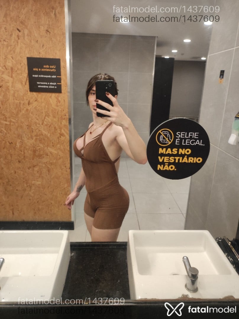 Acompanhante mulher trans com cabelo castanho de olhos castanhos em Rio de Janeiro - Louise Carreiro