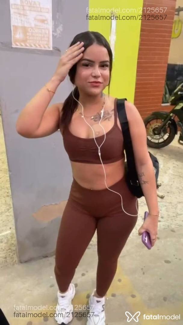 Acompanhante mulher morena (o) de olhos castanhos - Isis