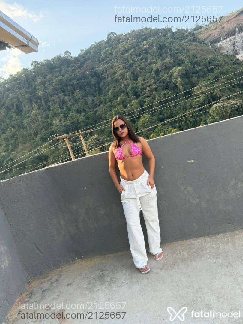 Acompanhante mulher morena (o) de olhos castanhos - Isis