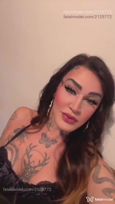 Acompanhante mulher trans com cabelo castanho de olhos verdes em Taboão da Serra - Tabata Lins
