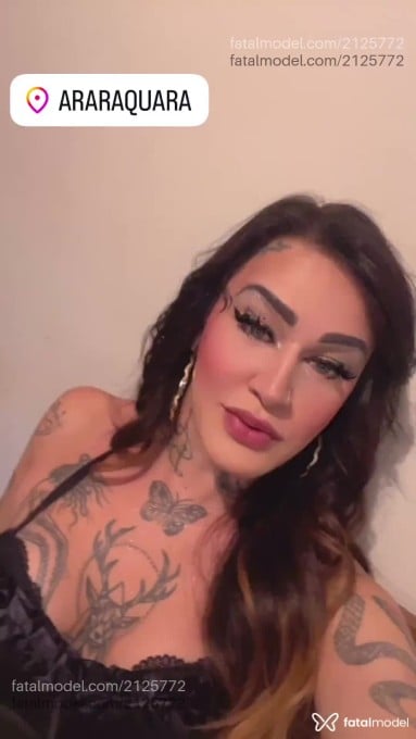 Acompanhante mulher trans com cabelo castanho de olhos verdes em Taboão da Serra - Tabata Lins