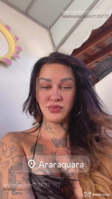 Acompanhante mulher trans com cabelo castanho de olhos verdes em Taboão da Serra - Tabata Lins