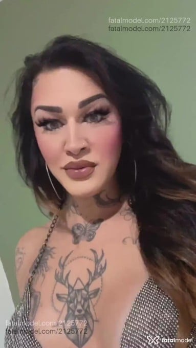 Acompanhante mulher trans com cabelo castanho de olhos verdes em Taboão da Serra - Tabata Lins