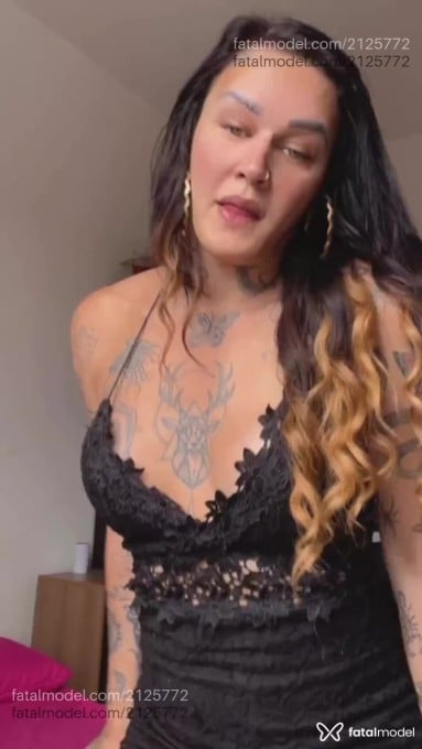 Acompanhante mulher trans com cabelo castanho de olhos verdes em Taboão da Serra - Tabata Lins
