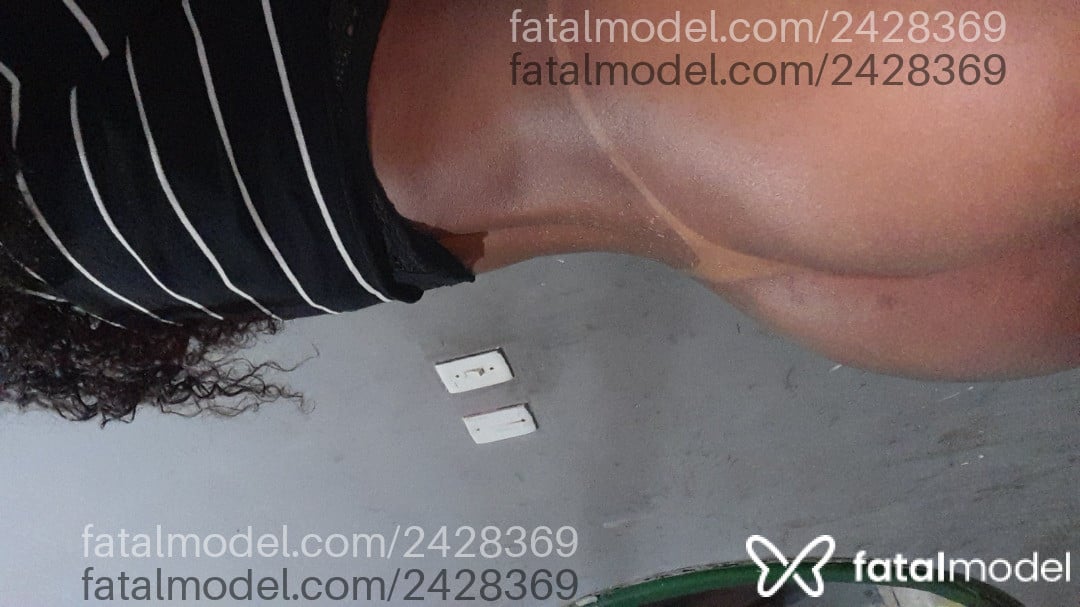 Acompanhante mulher com cabelo castanho de olhos pretos - Larissa Acompanhante mulher com cabelo castanho de olhos pretos - Larissa