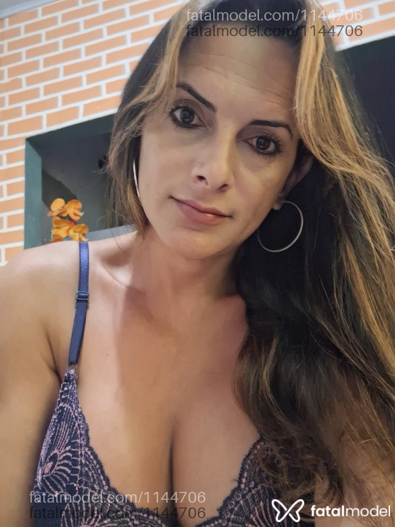 Acompanhante travesti com cabelo colorido de olhos castanhos em Mirassol D'oeste Acompanhante travesti com cabelo colorido de olhos castanhos em Mirassol D'oeste - Rayssa Costa