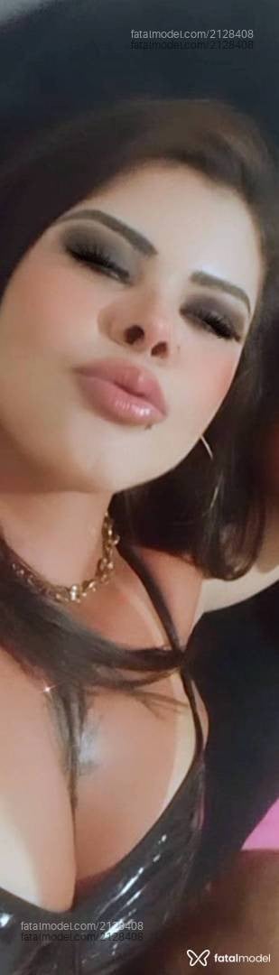 Acompanhante mulher com cabelo castanho de olhos azuis - Larissa Foontinely