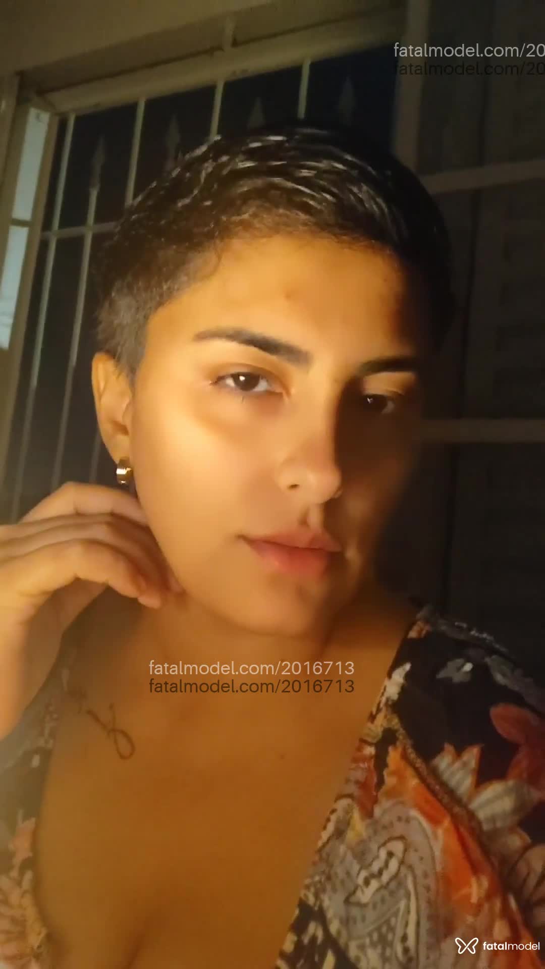 Acompanhante mulher morena (o) de olhos castanhos - âmbar Acompanhante mulher morena (o) de olhos castanhos - âmbar