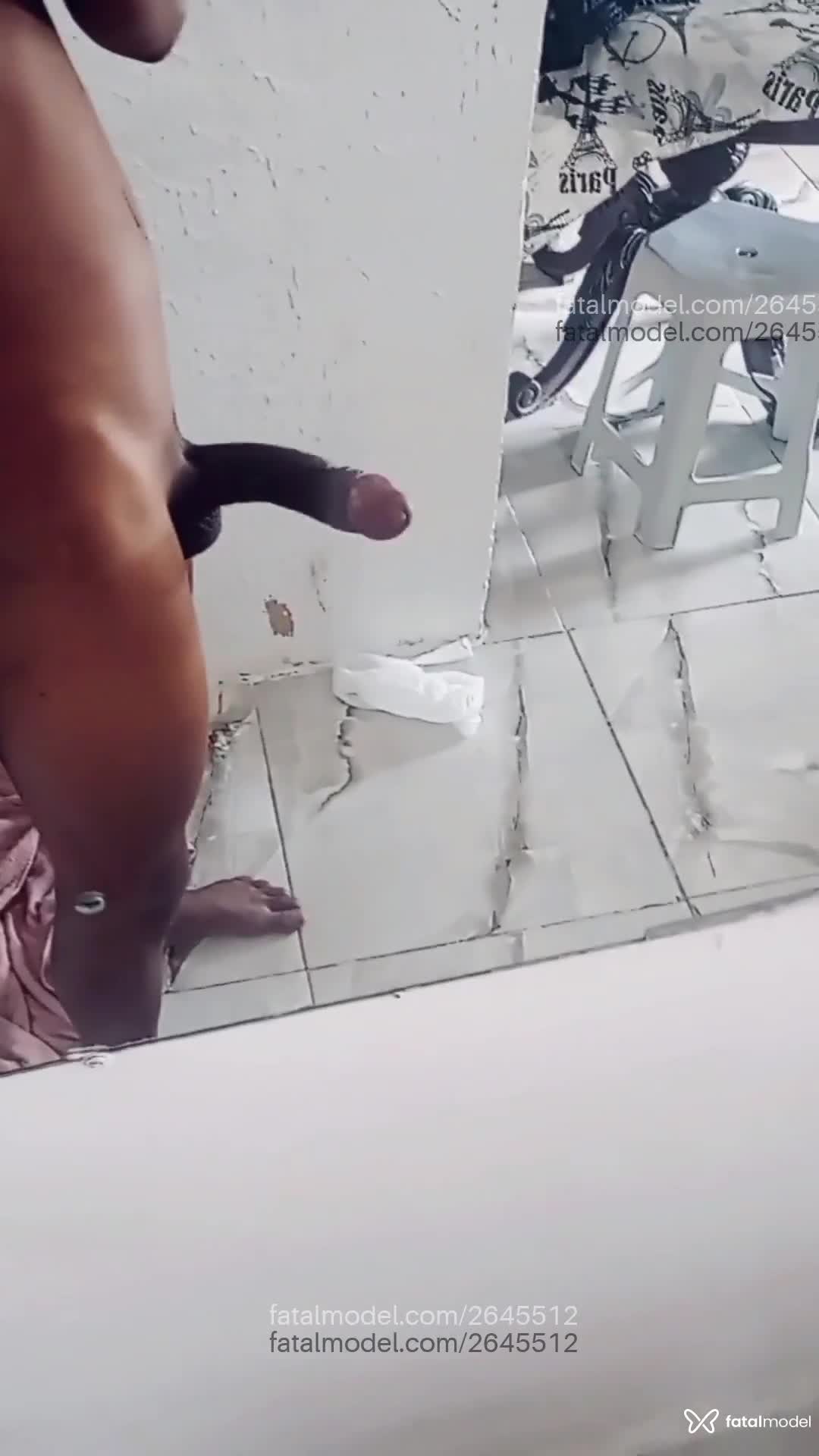 Acompanhante homem com cabelo grisalho de olhos pretos em Virtual - Richard