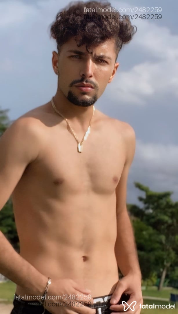 Acompanhante homem com cabelo castanho de olhos castanhos em São Paulo Acompanhante homem com cabelo castanho de olhos castanhos em São Paulo - Vecchi