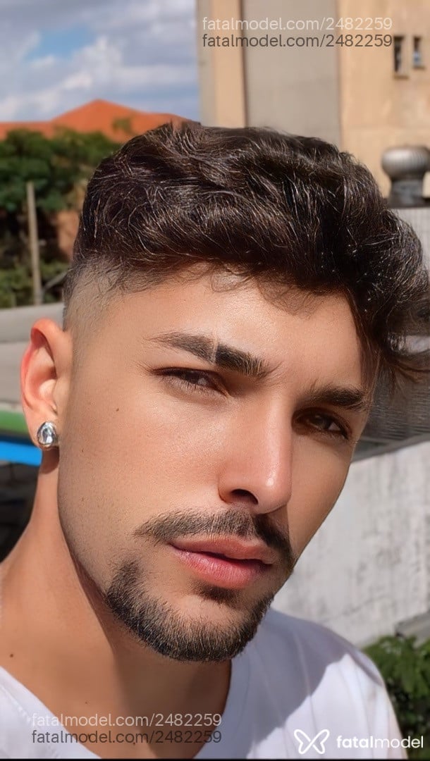 Acompanhante homem com cabelo castanho de olhos castanhos em São Paulo Acompanhante homem com cabelo castanho de olhos castanhos em São Paulo - Vecchi