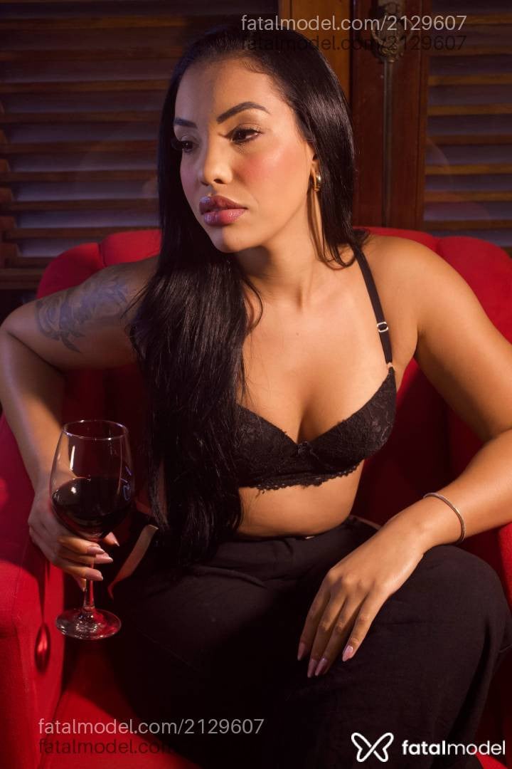 Acompanhante mulher com cabelo castanho de olhos castanhos em Goiânia - Gabi Santos