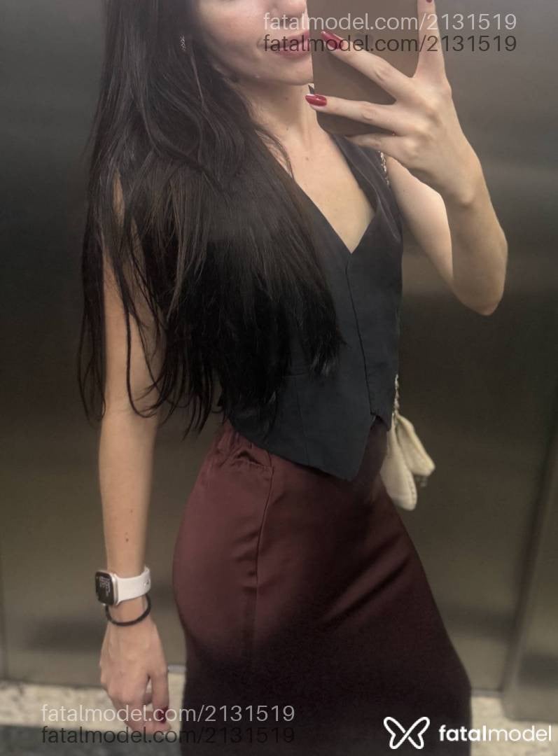 Acompanhante mulher com cabelo castanho de olhos pretos - Larissa Brustulin