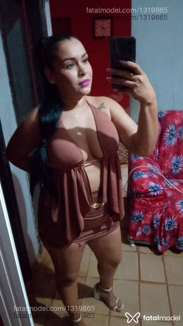 Acompanhante mulher com cabelo colorido de olhos castanhos em Campo Grande - Melissa Rabello