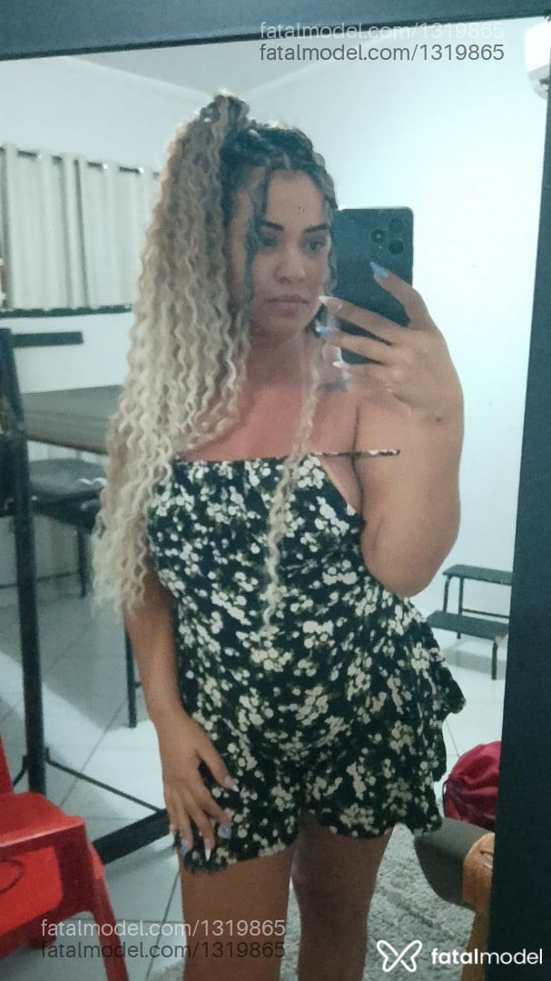 Acompanhante mulher com cabelo colorido de olhos castanhos em Campo Grande - Melissa Rabello