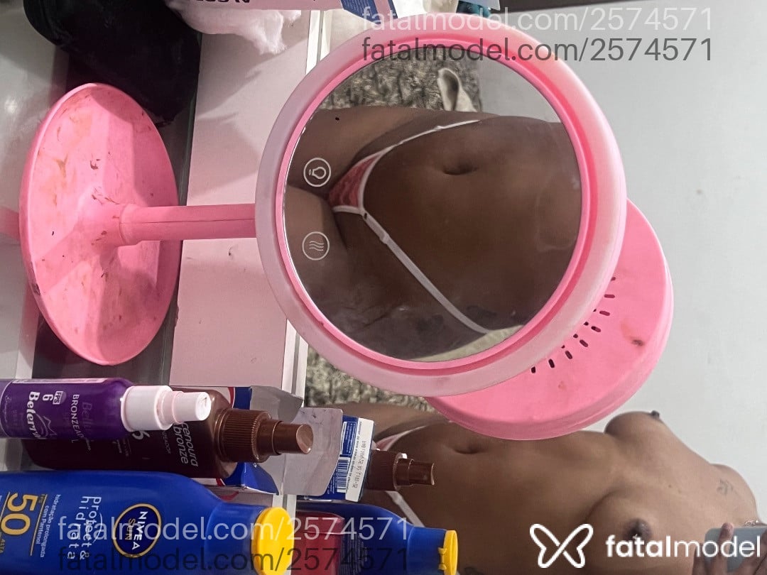 Acompanhante mulher com cabelo castanho de olhos castanhos - Giulia Braga Acompanhante mulher com cabelo castanho de olhos castanhos - Giulia Braga