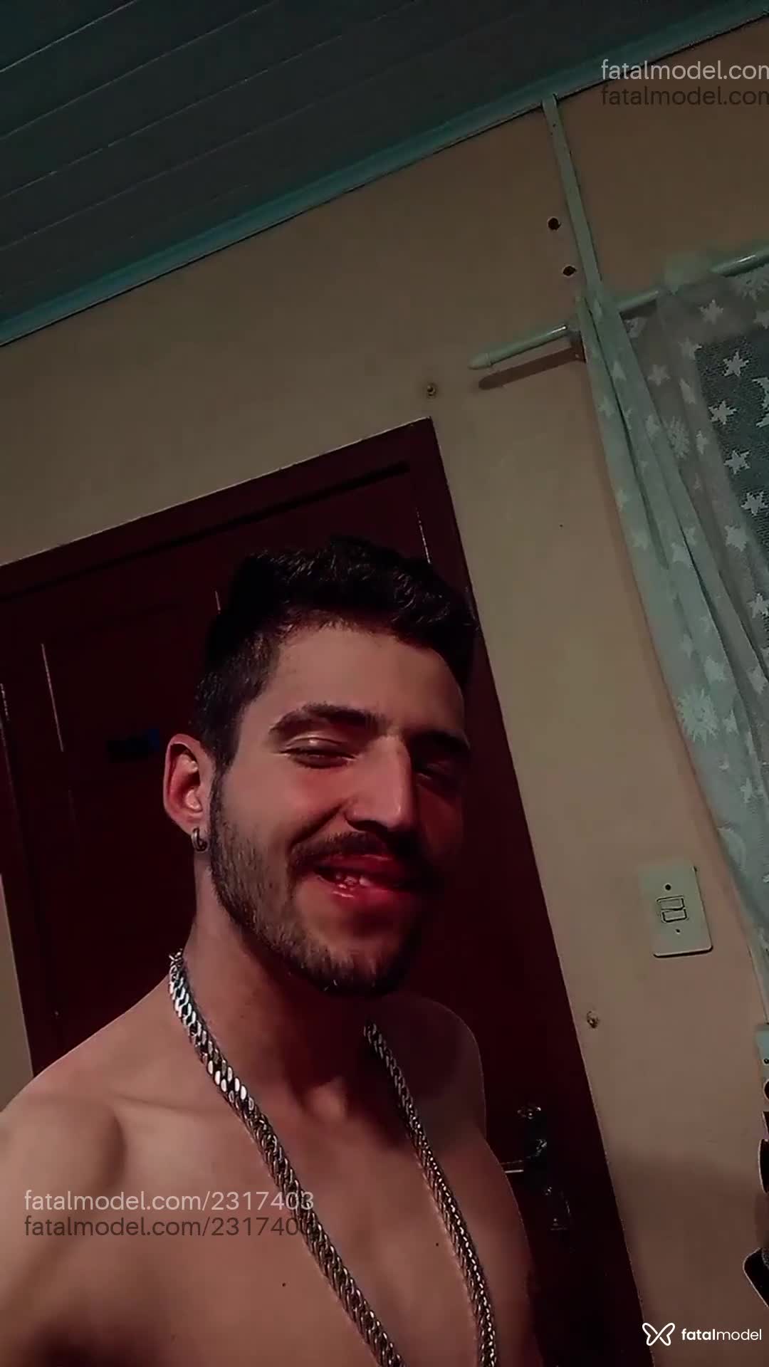 Acompanhante homem com cabelo castanho de olhos castanhos - Vinicius