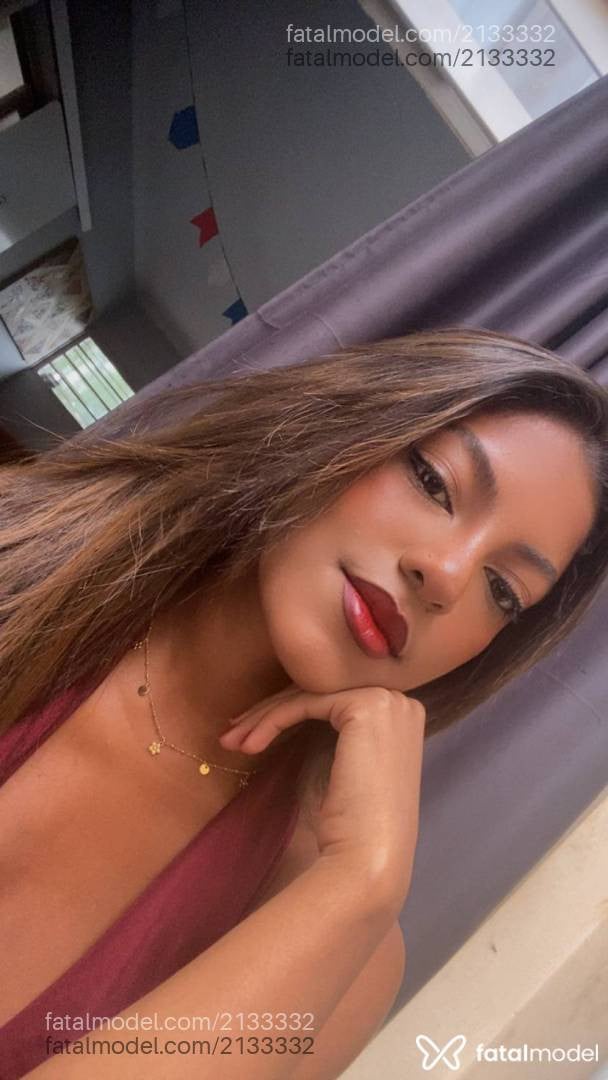Acompanhante mulher morena (o) de olhos pretos - Pérola