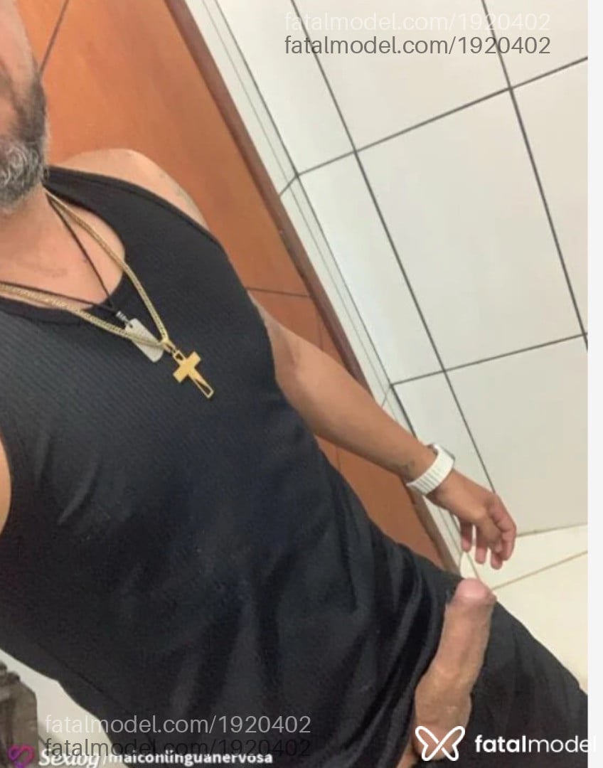 Acompanhante homem com cabelo grisalho de olhos verdes em Varginha - Terapeut Orgastico