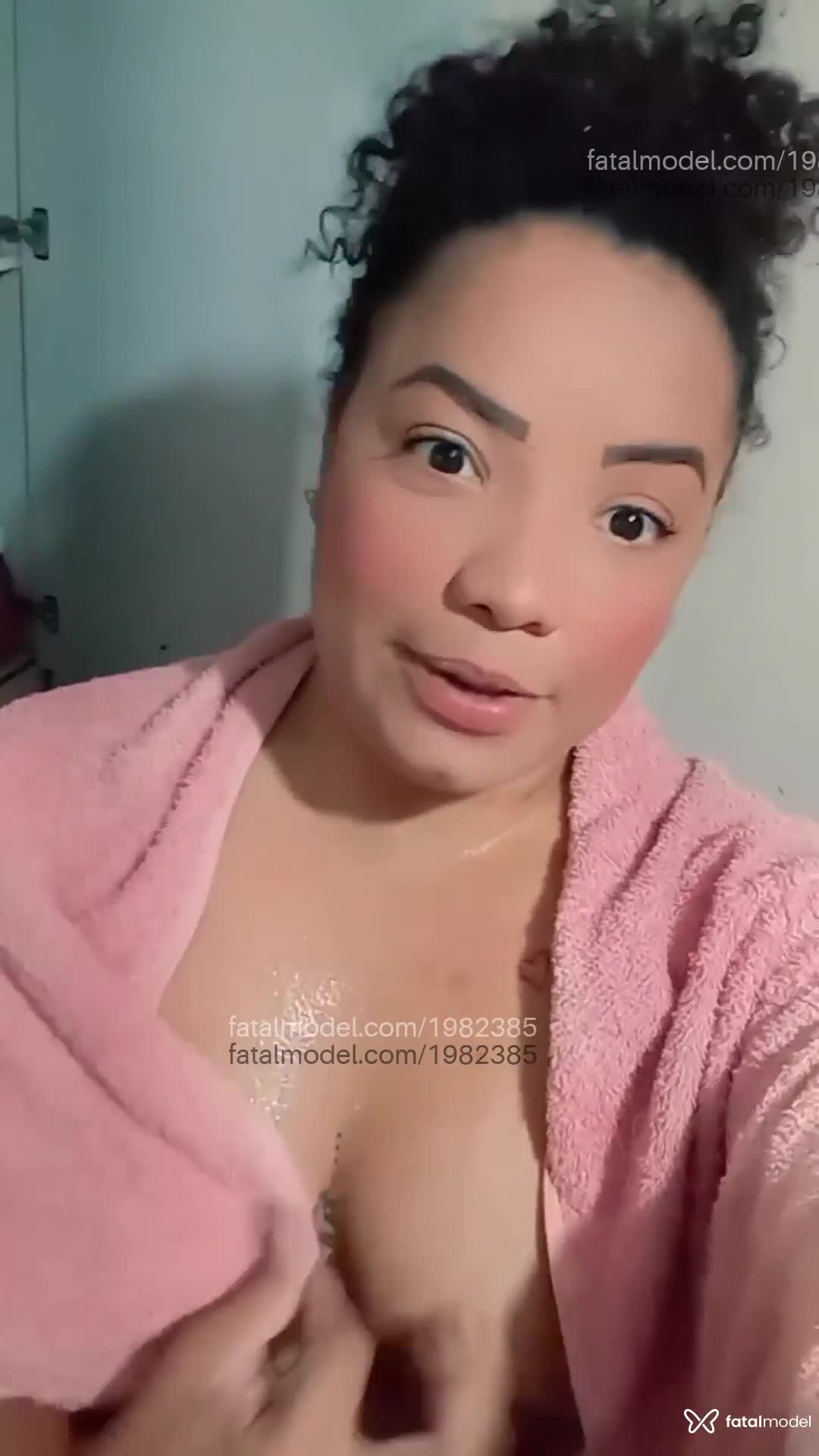 Acompanhante mulher com cabelo castanho de olhos castanhos em Domingos Martins Acompanhante mulher com cabelo castanho de olhos castanhos em Domingos Martins - Analym