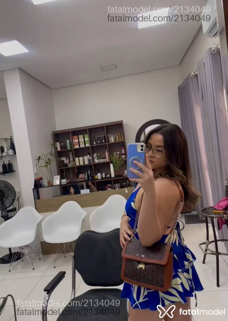 Acompanhante mulher loira (o) de olhos castanhos - Jadee