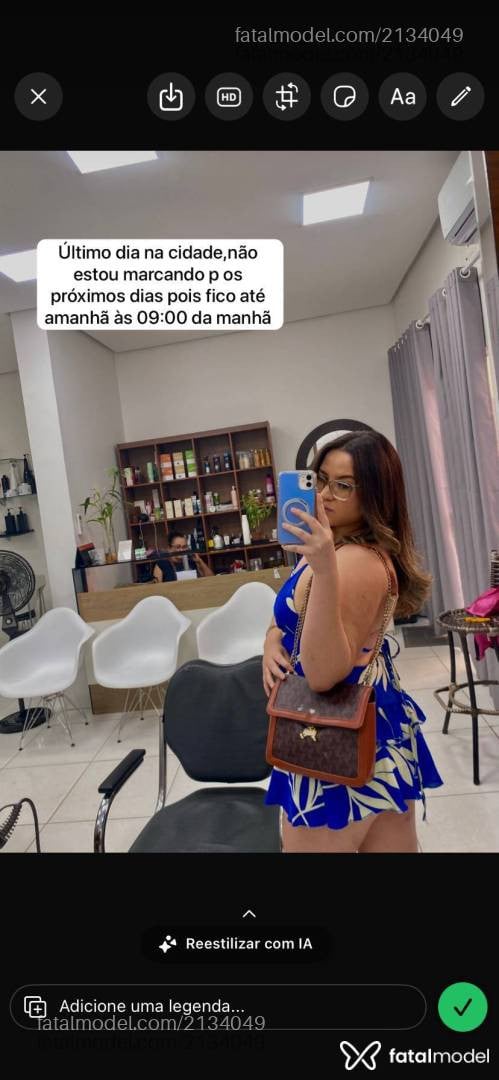 Acompanhante mulher loira (o) de olhos castanhos - Jadee