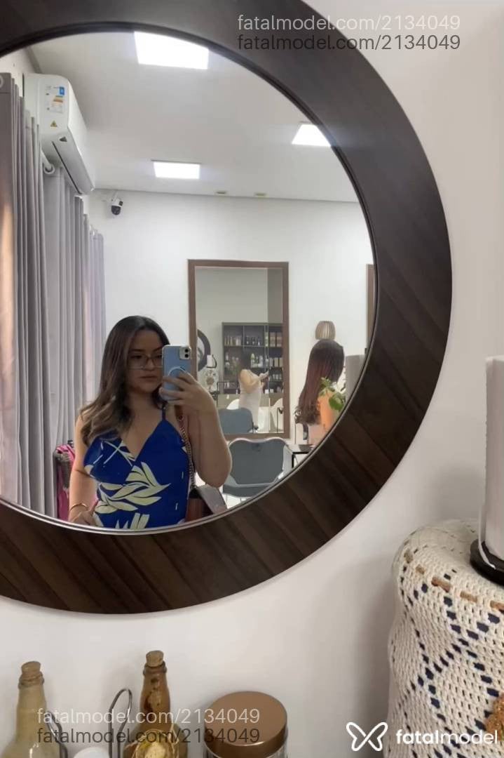 Acompanhante mulher loira (o) de olhos castanhos - Jadee