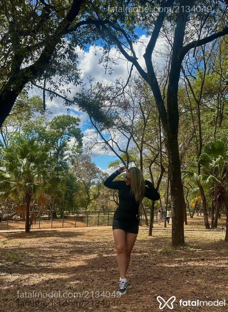 Acompanhante mulher loira (o) de olhos castanhos - Jadee