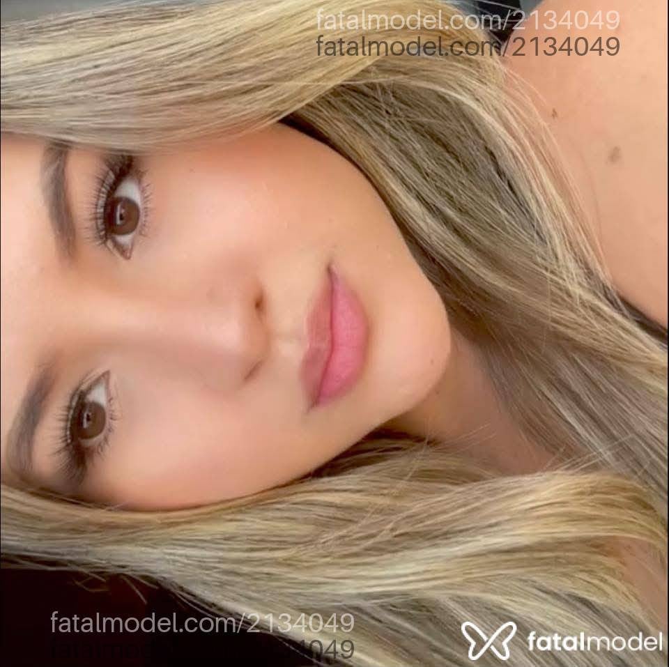 Acompanhante mulher loira (o) de olhos castanhos - Jadee