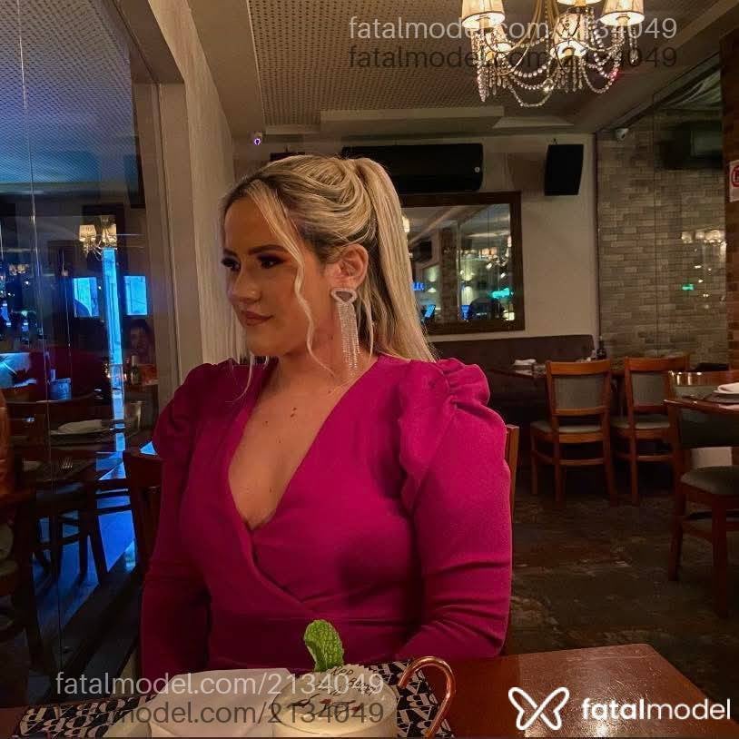 Acompanhante mulher loira (o) de olhos castanhos - Jadee