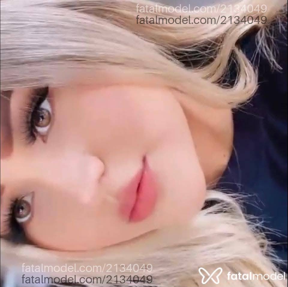 Acompanhante mulher loira (o) de olhos castanhos - Jadee